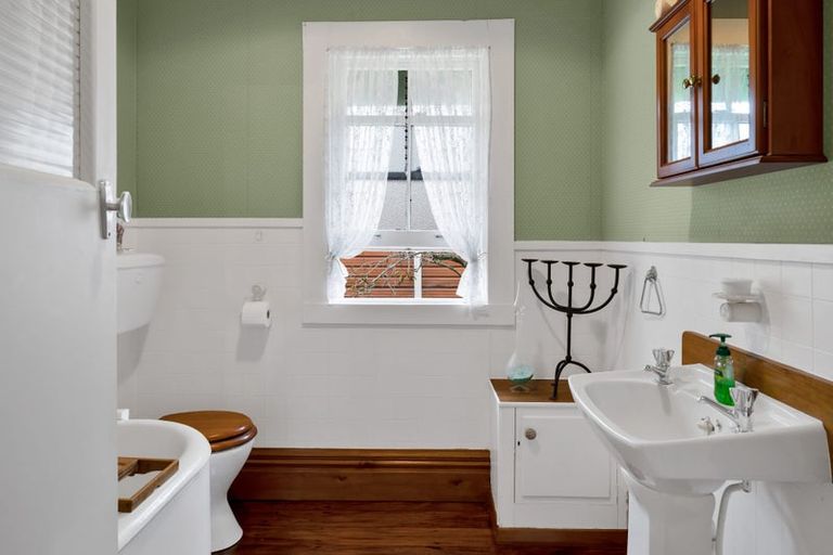 Photo of property in 237 South Road, Hawera, 4610