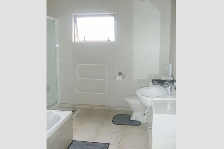 Photo of property in 8b Andover Way, Goodwood Heights, Auckland, 2105