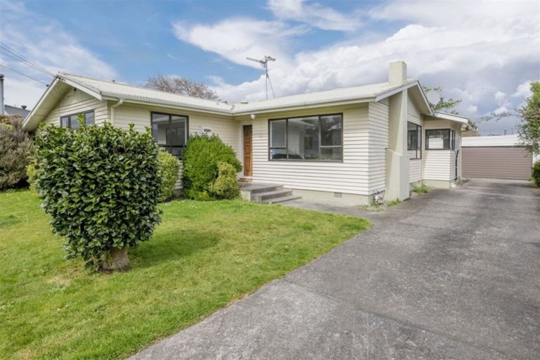 Photo of property in 6 Highbury Drive, Levin, 5510