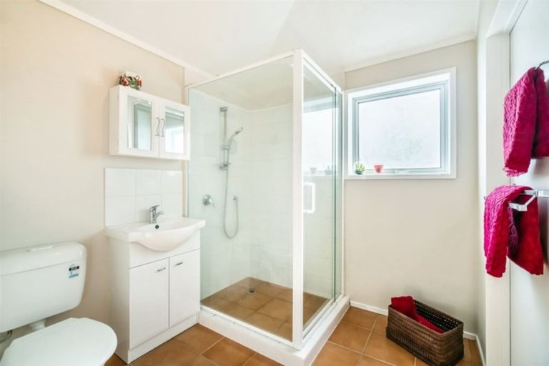 Photo of property in 2/210 Sunnynook Road, Totara Vale, Auckland, 0627