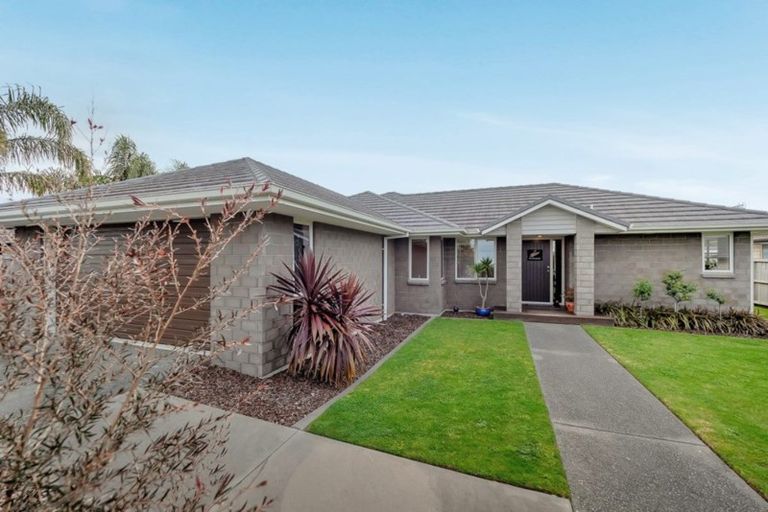 Photo of property in 24 Butterworth Crescent, Papamoa Beach, Papamoa, 3118