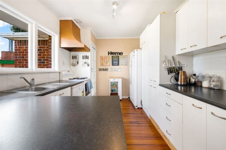 Photo of property in 104 Lincoln Park Avenue, Massey, Auckland, 0614