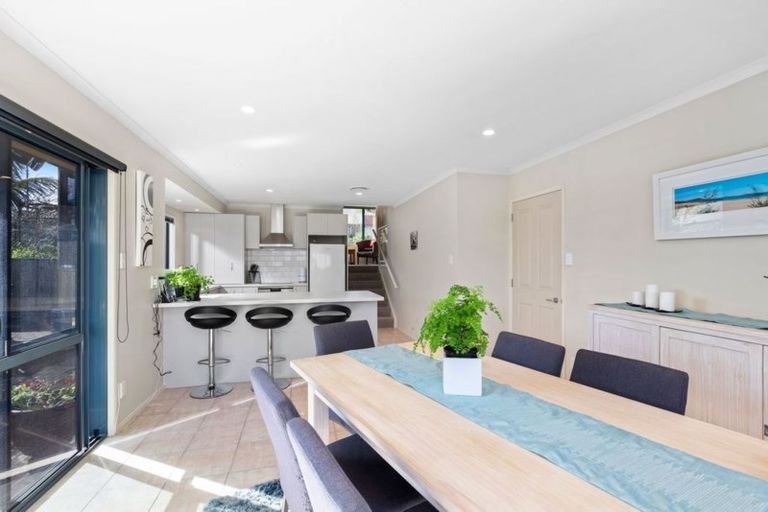 Photo of property in 3 Margaret Henry Crescent, Oteha, Auckland, 0632