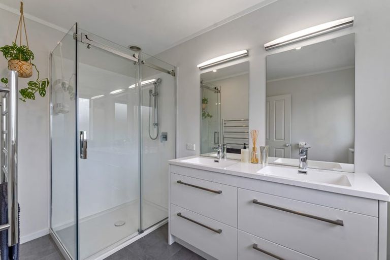 Photo of property in 19 Rosella Grove, Waimauku, 0812