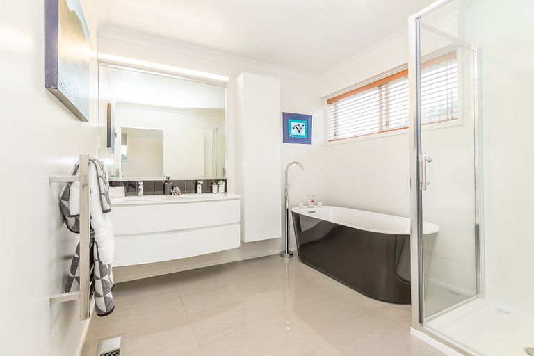 Photo of property in 5 Compass Way, Whitby, Porirua, 5024