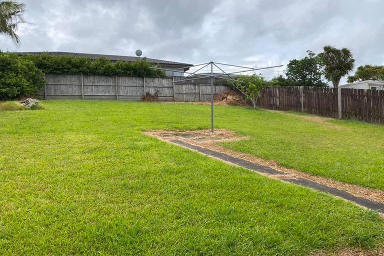 Photo of property in 25 Temuri Place, Glendene, Auckland, 0602