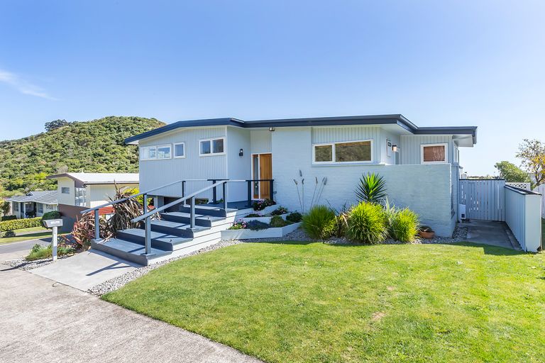 Photo of property in 5 Compass Way, Whitby, Porirua, 5024