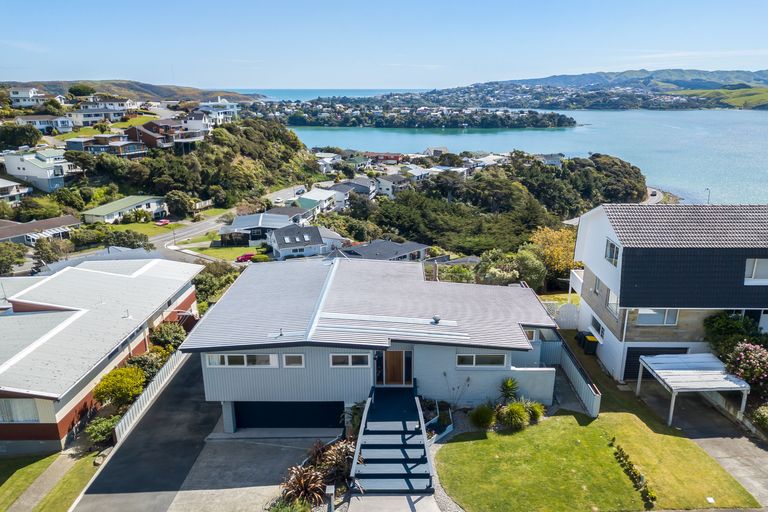 Photo of property in 5 Compass Way, Whitby, Porirua, 5024