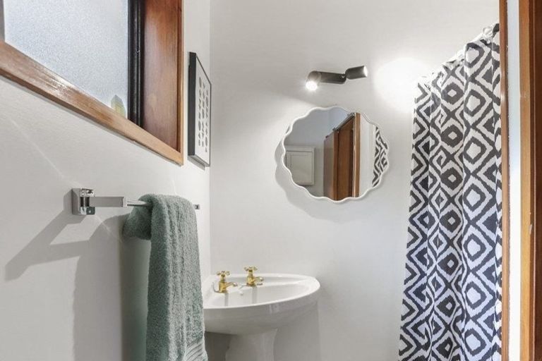 Photo of property in 23 Victory Road, Laingholm, Auckland, 0604