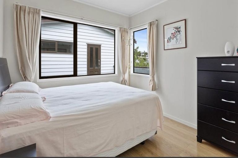 Photo of property in 30 Mannering Place, Hillcrest, Auckland, 0627