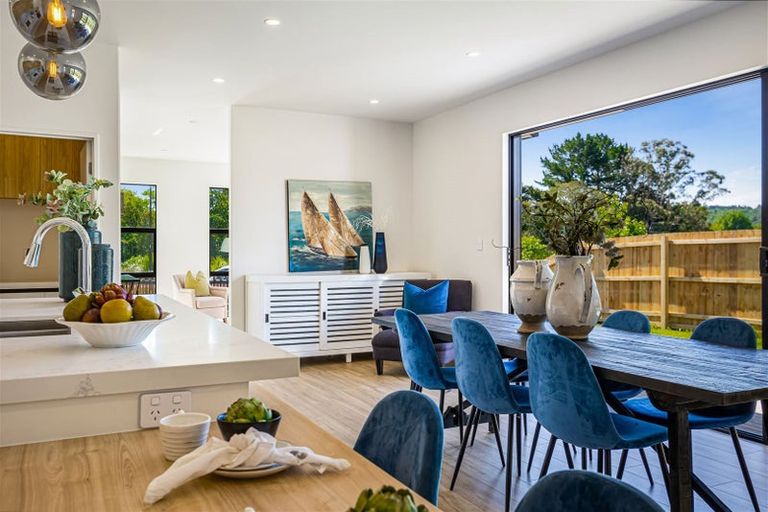 Photo of property in 9 Mcindoe Road, Kumeu, 0810