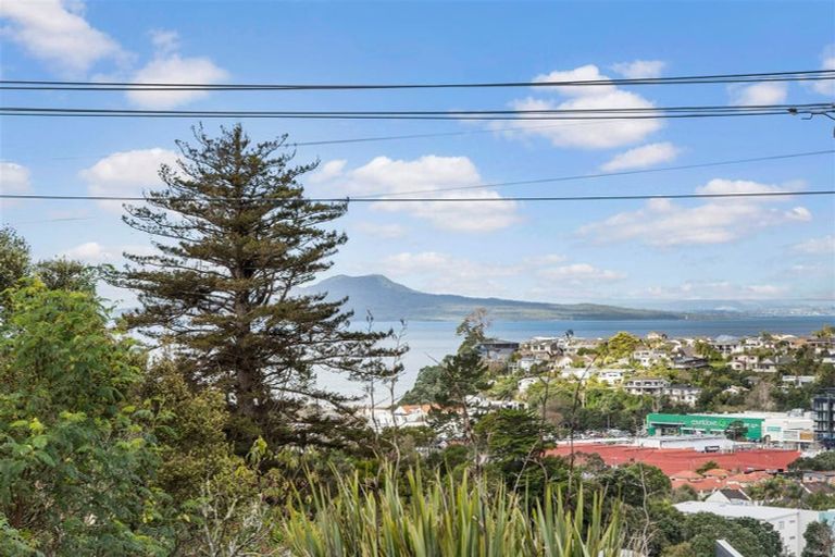 Photo of property in 1/76 Woodlands Crescent, Browns Bay, Auckland, 0630