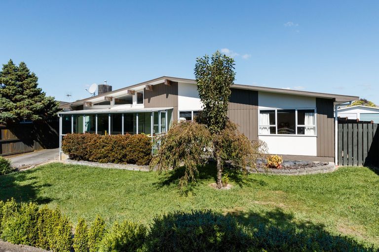 Photo of property in 6 Lyndale Place, Kelvin Grove, Palmerston North, 4414