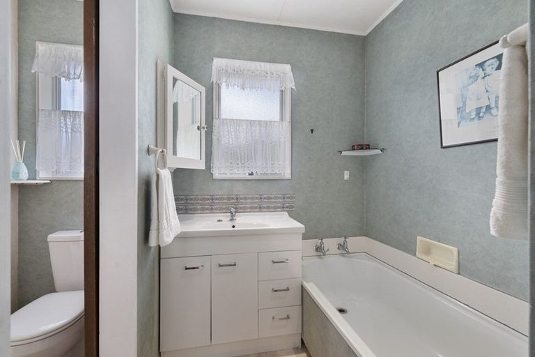 Photo of property in 14 Palliser Place, Milson, Palmerston North, 4414