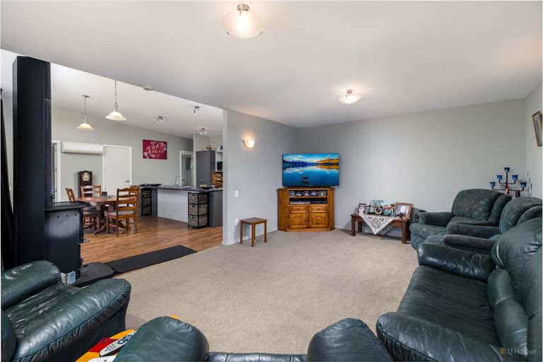 Photo of property in 84 Timaru Road, Waimate, 7924
