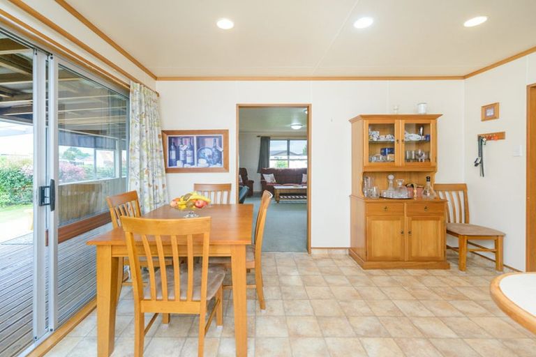 Photo of property in 10 Forbes Place, Kelvin Grove, Palmerston North, 4414