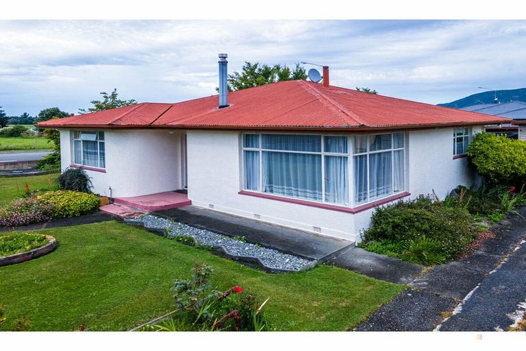 Photo of property in 1 Regent Street, Waimate, 7924