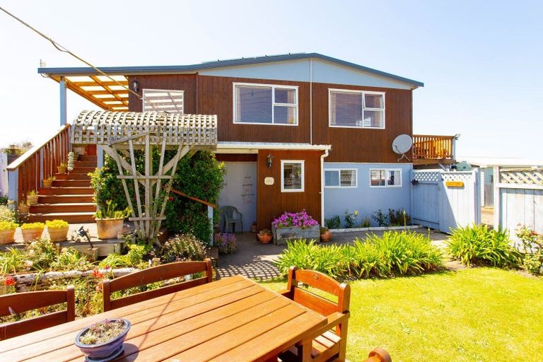 Photo of property in 18 Okiwa Terrace, Waiinu Beach, Whanganui, 4588