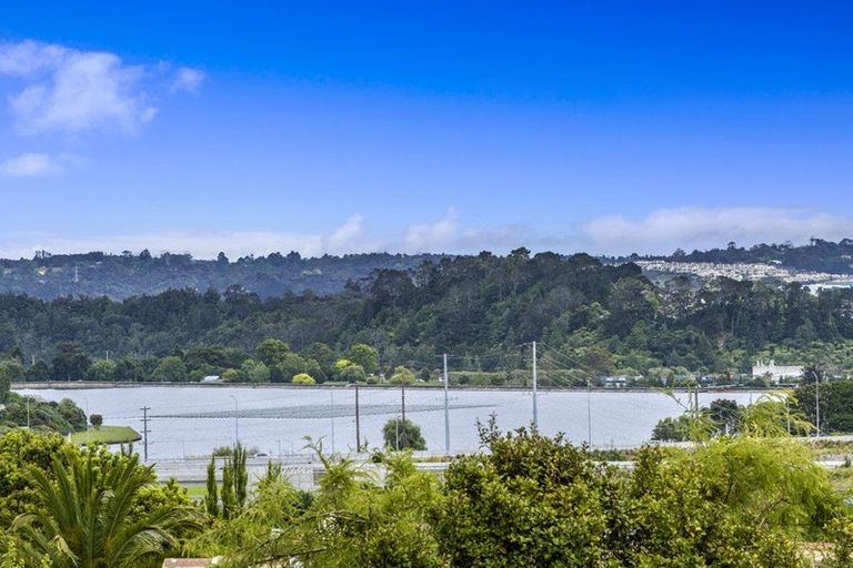 Photo of property in 1/144 Sunset Road, Unsworth Heights, Auckland, 0632