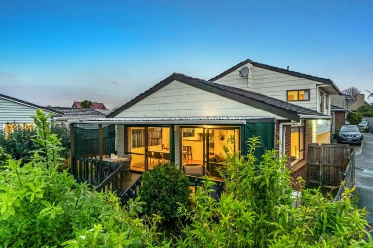 Photo of property in 2/17 Oliver Street, Point Chevalier, Auckland, 1022