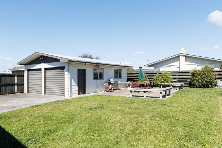 Photo of property in 6 Lyndale Place, Kelvin Grove, Palmerston North, 4414