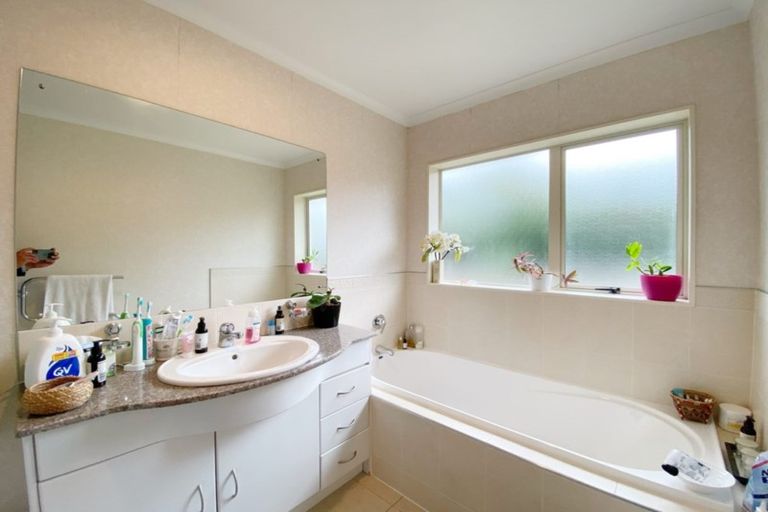 Photo of property in 4 Ballyroney Place, East Tamaki, Auckland, 2013