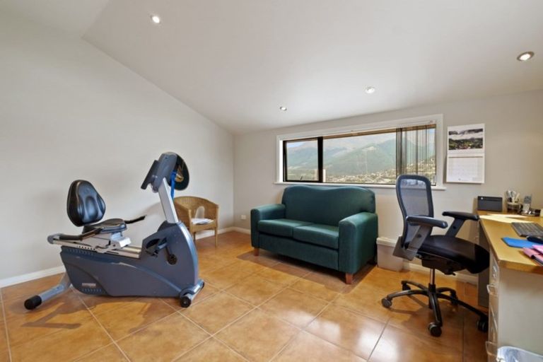 Photo of property in 8 Milward Place, Kelvin Heights, Queenstown, 9300