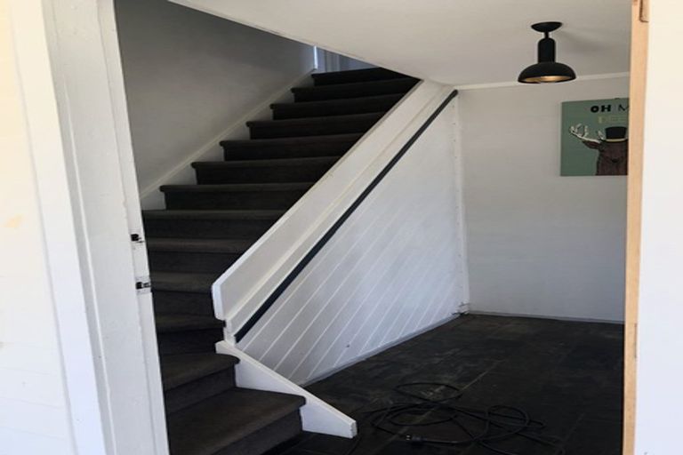 Photo of property in 30 Windy Ridge Road, Glenfield, Auckland, 0629