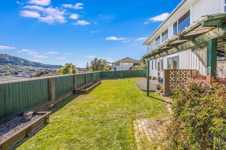 Photo of property in 2 Spicer Place, Tawa, Wellington, 5028