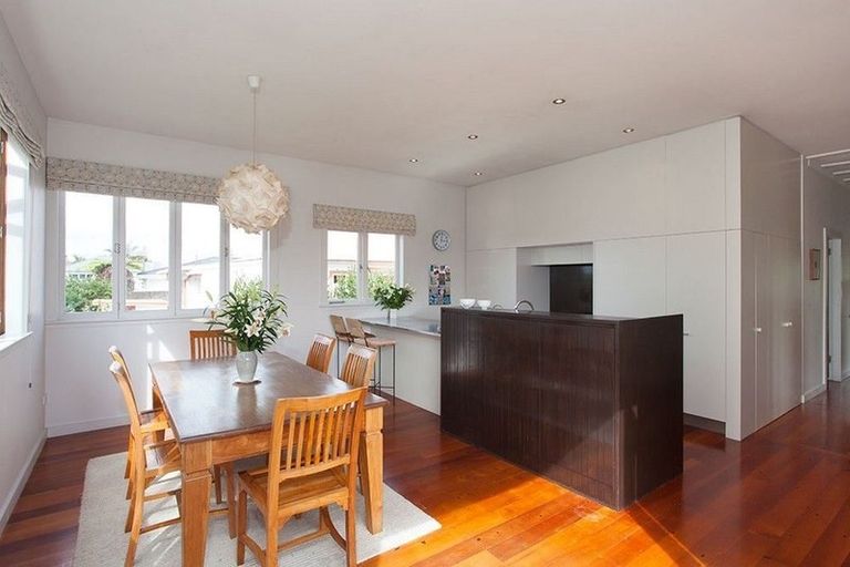 Photo of property in 19 Walmer Road, Point Chevalier, Auckland, 1022