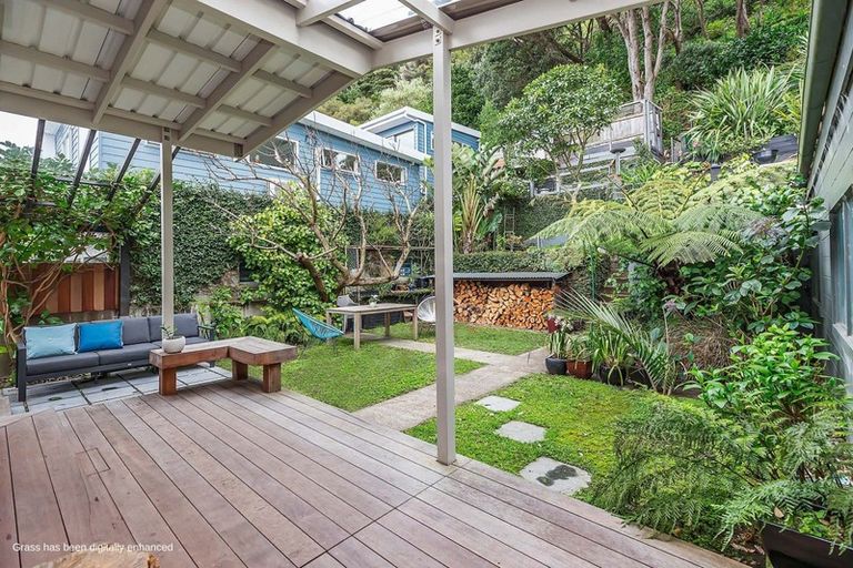 Photo of property in 318 Queens Drive, Lyall Bay, Wellington, 6022