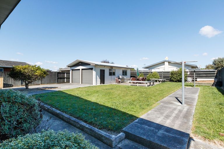 Photo of property in 6 Lyndale Place, Kelvin Grove, Palmerston North, 4414