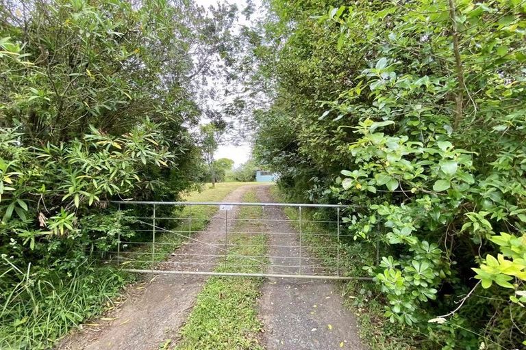 Photo of property in 122 Tawa Road, Kumeu, 0891