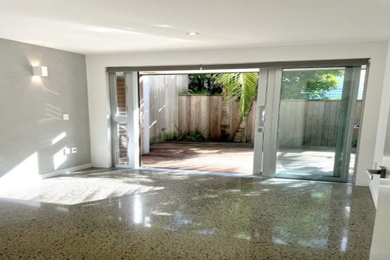 Photo of property in 2/83 Hinemoa Street, Birkenhead, Auckland, 0626