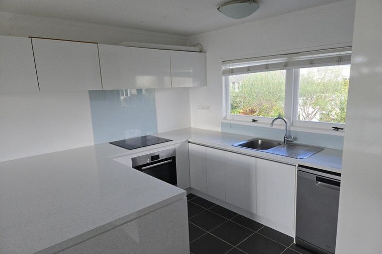 Photo of property in 2/77 Old Lake Road, Narrow Neck, Auckland, 0624