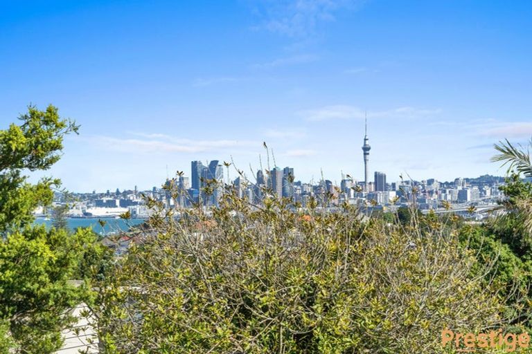 Photo of property in 3/83a Pupuke Road, Northcote, Auckland, 0627