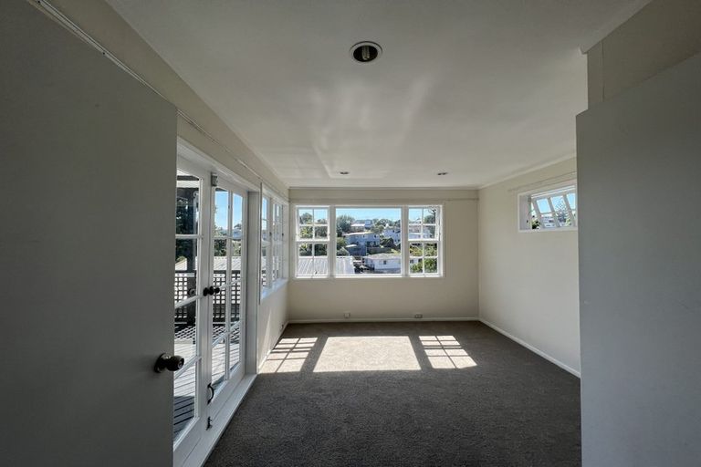Photo of property in 28 Tamahere Drive, Glenfield, Auckland, 0629