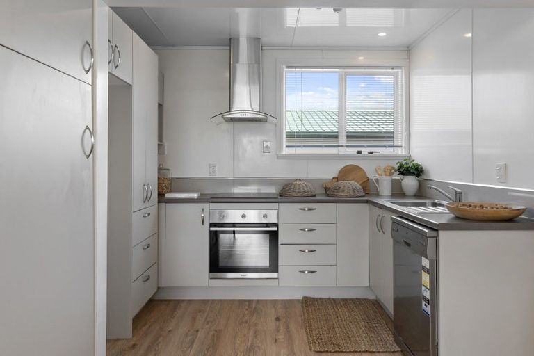 Photo of property in 16 Epsom Road, Sockburn, Christchurch, 8042