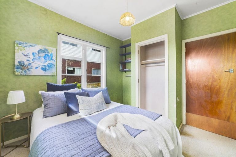 Photo of property in 4 Bracken Road, Newlands, Wellington, 6037