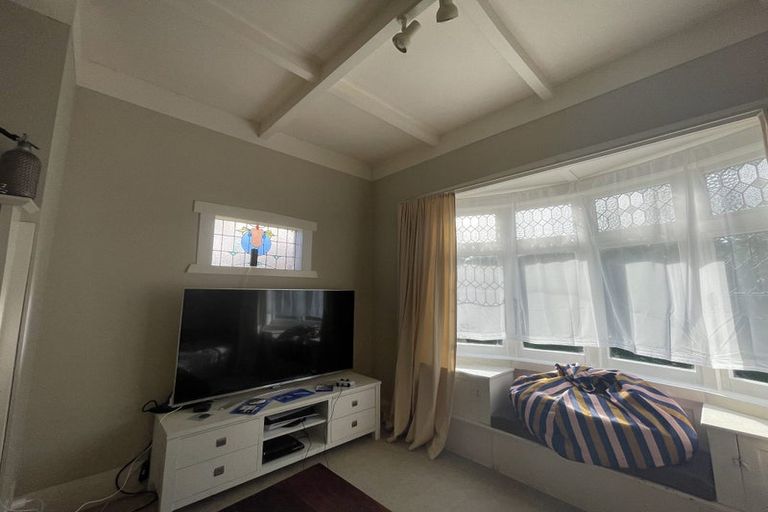 Photo of property in 116 Onewa Road, Northcote, Auckland, 0627