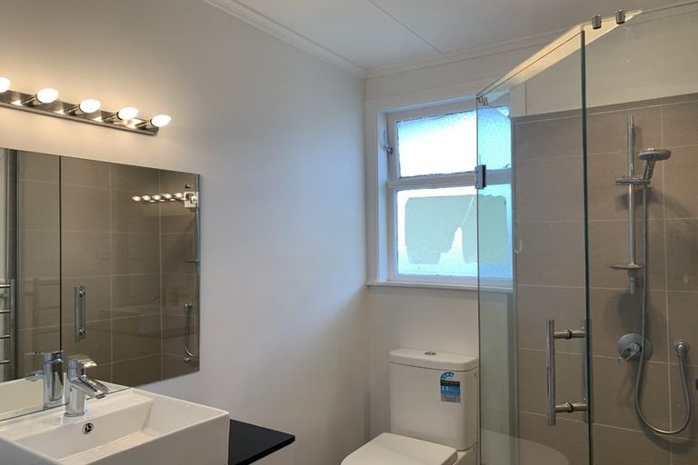 Photo of property in 1/8 Valdale Road, Henderson, Auckland, 0610