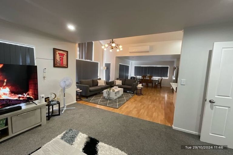 Photo of property in 1/59 Ribbonwood Crescent, Goodwood Heights, Auckland, 2105