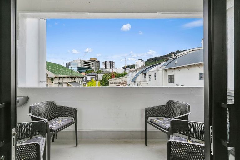 Photo of property in Endeavour Apartments, 18/125 Thorndon Quay, Pipitea, Wellington, 6011