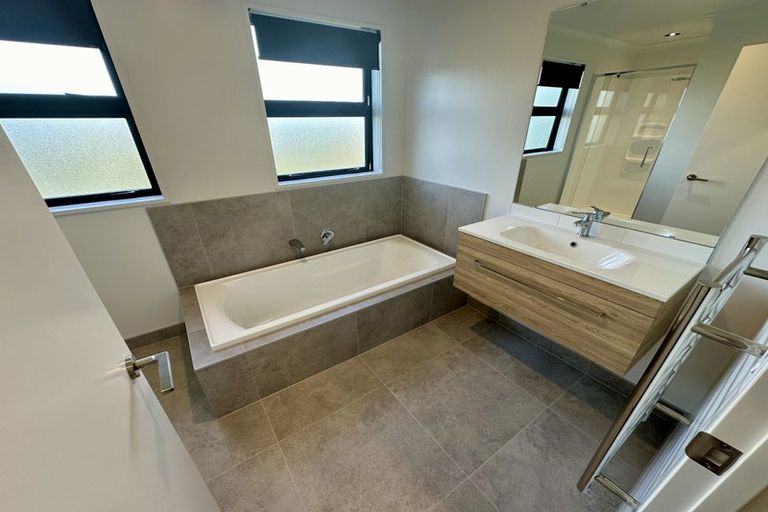 Photo of property in 6a Jern Place, Eastern Beach, Auckland, 2012