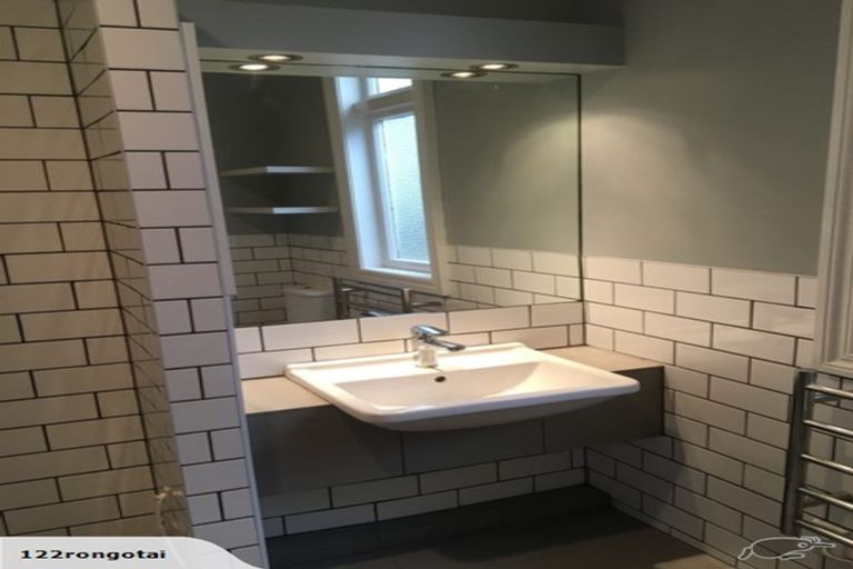 Photo of property in 122 Rongotai Road, Kilbirnie, Wellington, 6022