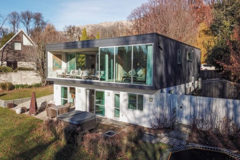 Photo of property in 10 Tapley Paddock, Wanaka, 9305