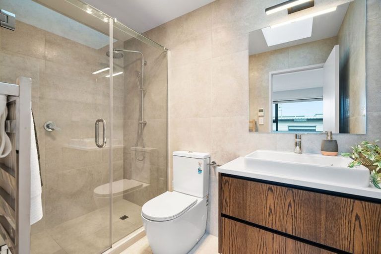 Photo of property in 4b Fowler Street, Northcote, Auckland, 0627