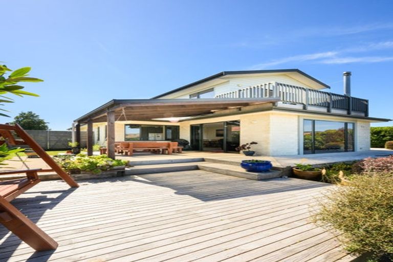 Photo of property in 70 Pacific Drive, Fitzherbert, Palmerston North, 4410