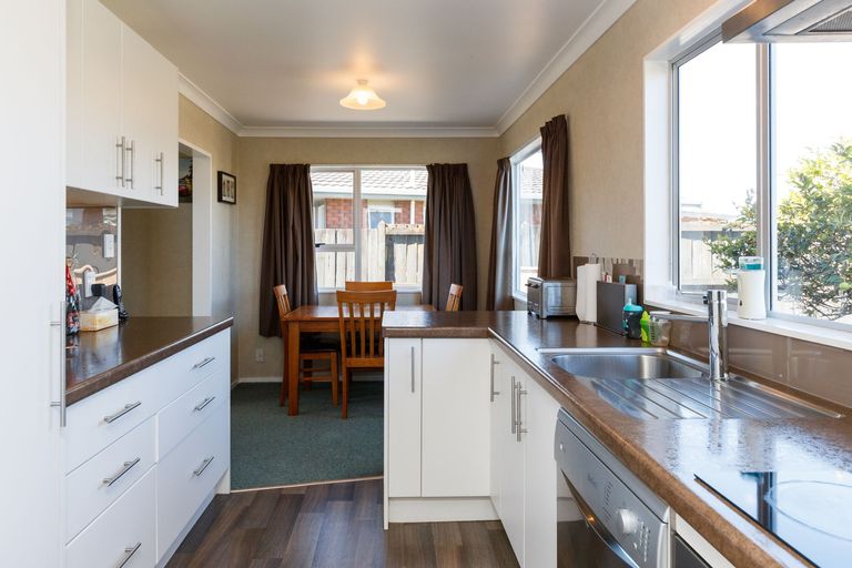 Photo of property in 6 Lyndale Place, Kelvin Grove, Palmerston North, 4414