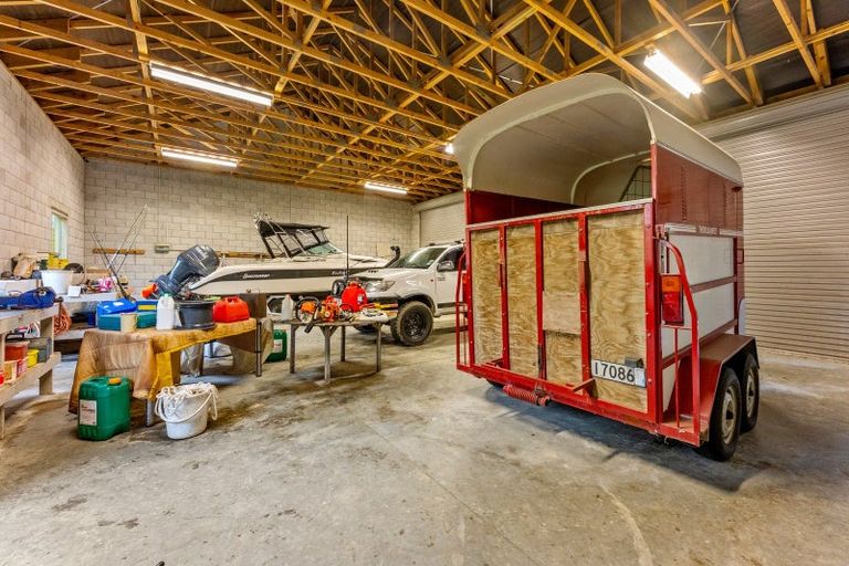 Photo of property in 744 Waitakere Road, Kumeu, 0891